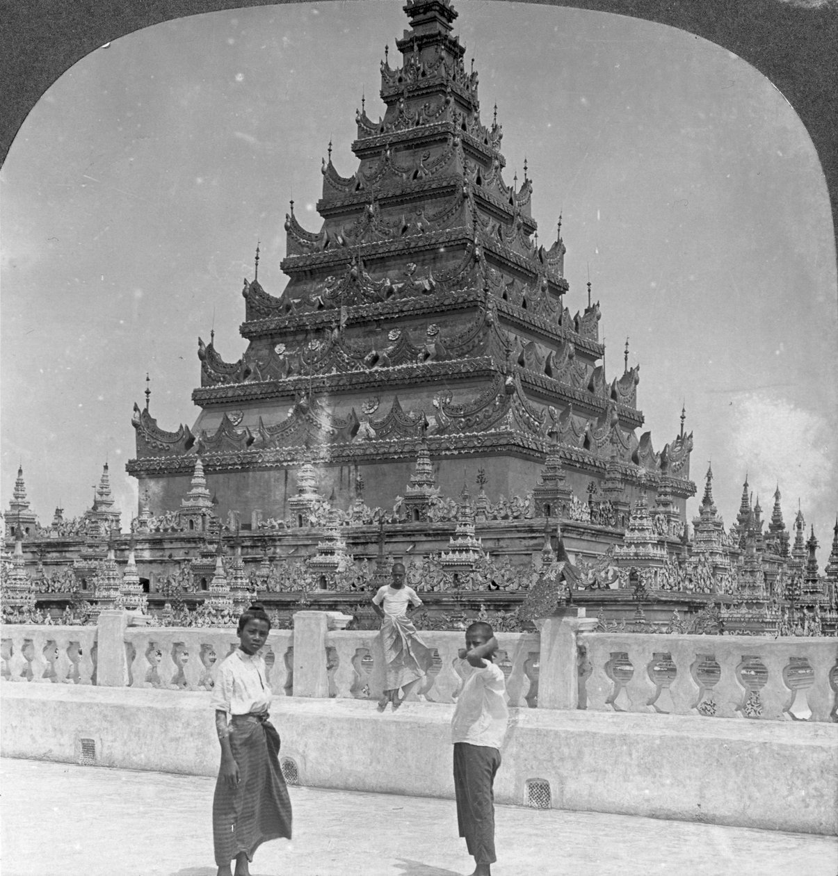 Arakan Pagoda, Mandalay, Burma, 1908. af Stereo Travel Co