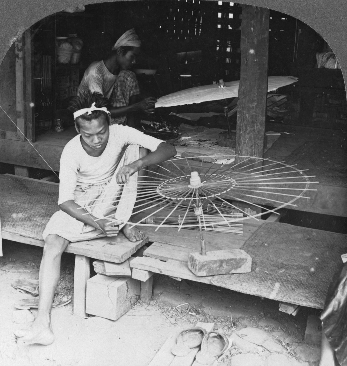 Drenge, der laver den indfødte paraply, Burma, 1908 af Stereo Travel Co