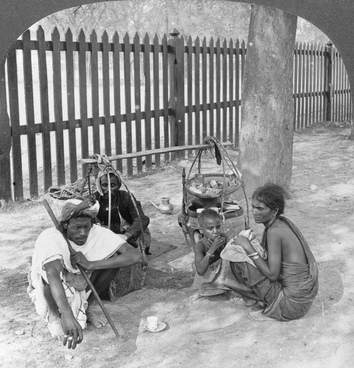 Morgenmad ved vejkanten nær Mandalay, Burma, 1908. af Stereo Travel Co