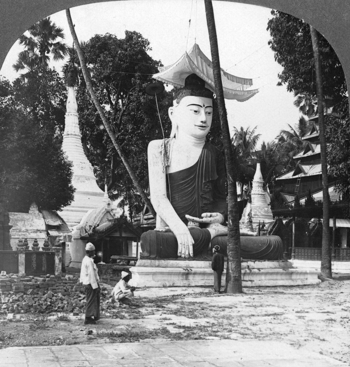 Buddha-statue, Shwedagon Pagoda, Rangoon, Burma, 1908 af Stereo Travel Co