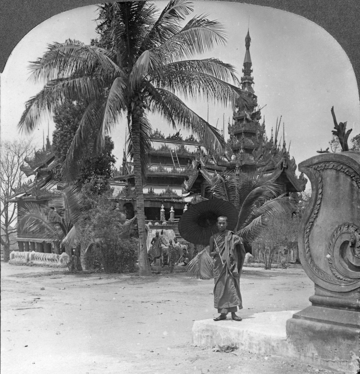 Buddhistisk kloster brugt som præstehjem og skole, Mandalay, Burma, 1908 af Stereo Travel Co