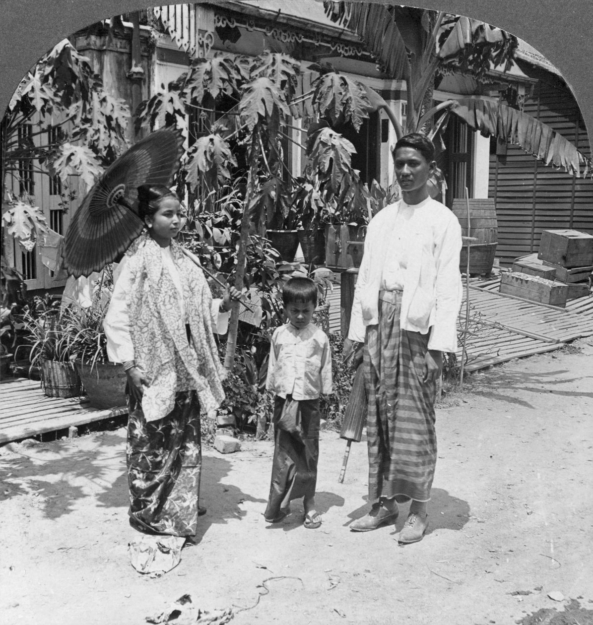 Burmesisk familie, Rangoon, Burma, 1908 af Stereo Travel Co