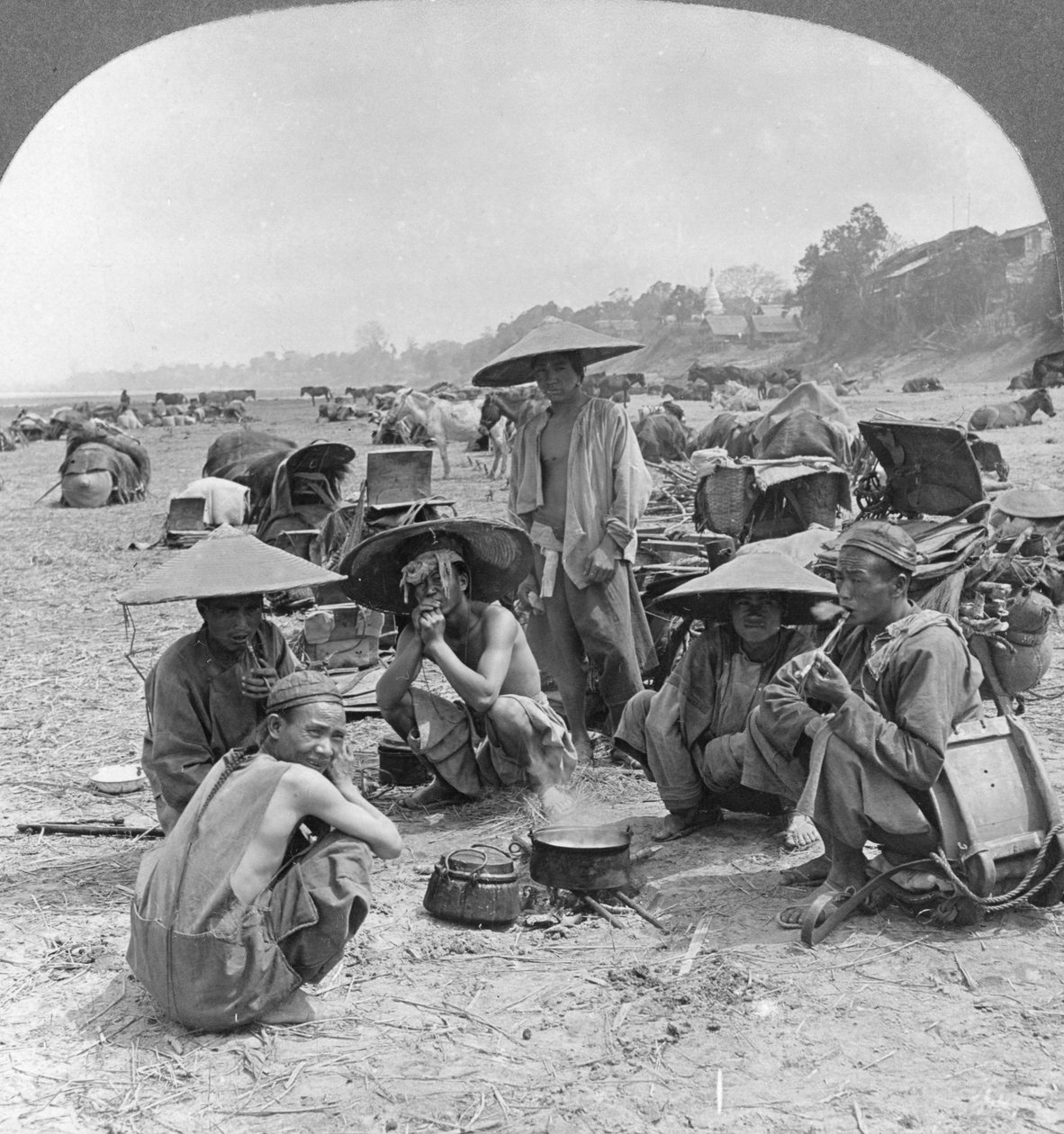 Karavane på vej til Kina-camping ved Bhamo, Burma, 1908 af Stereo Travel Co