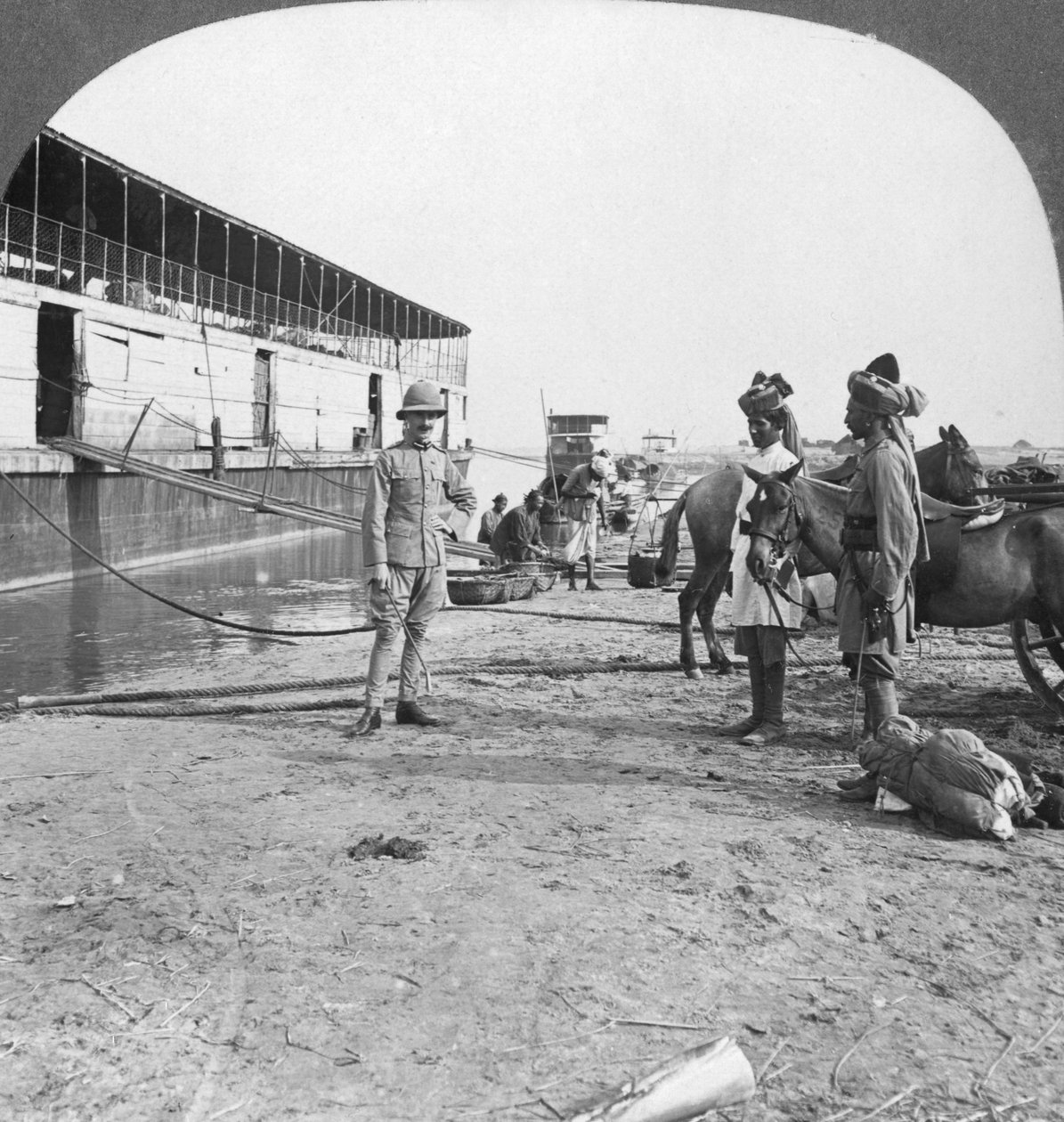 Engelsk officer og indfødte soldater, Bhamo, Burma, 1908 af Stereo Travel Co