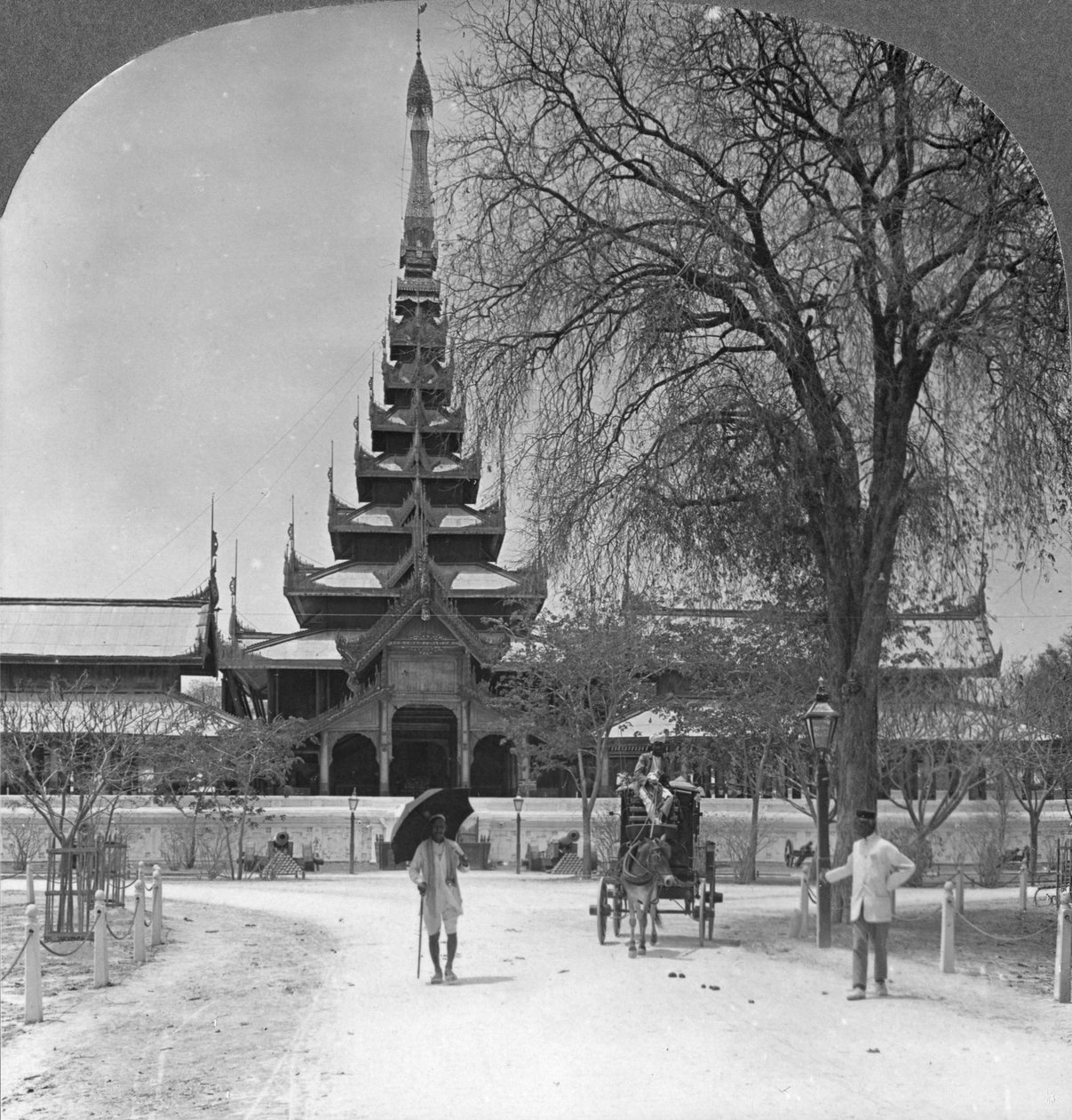 Forfra af det kongelige palads, Mandalay, Burma, 1908 af Stereo Travel Co