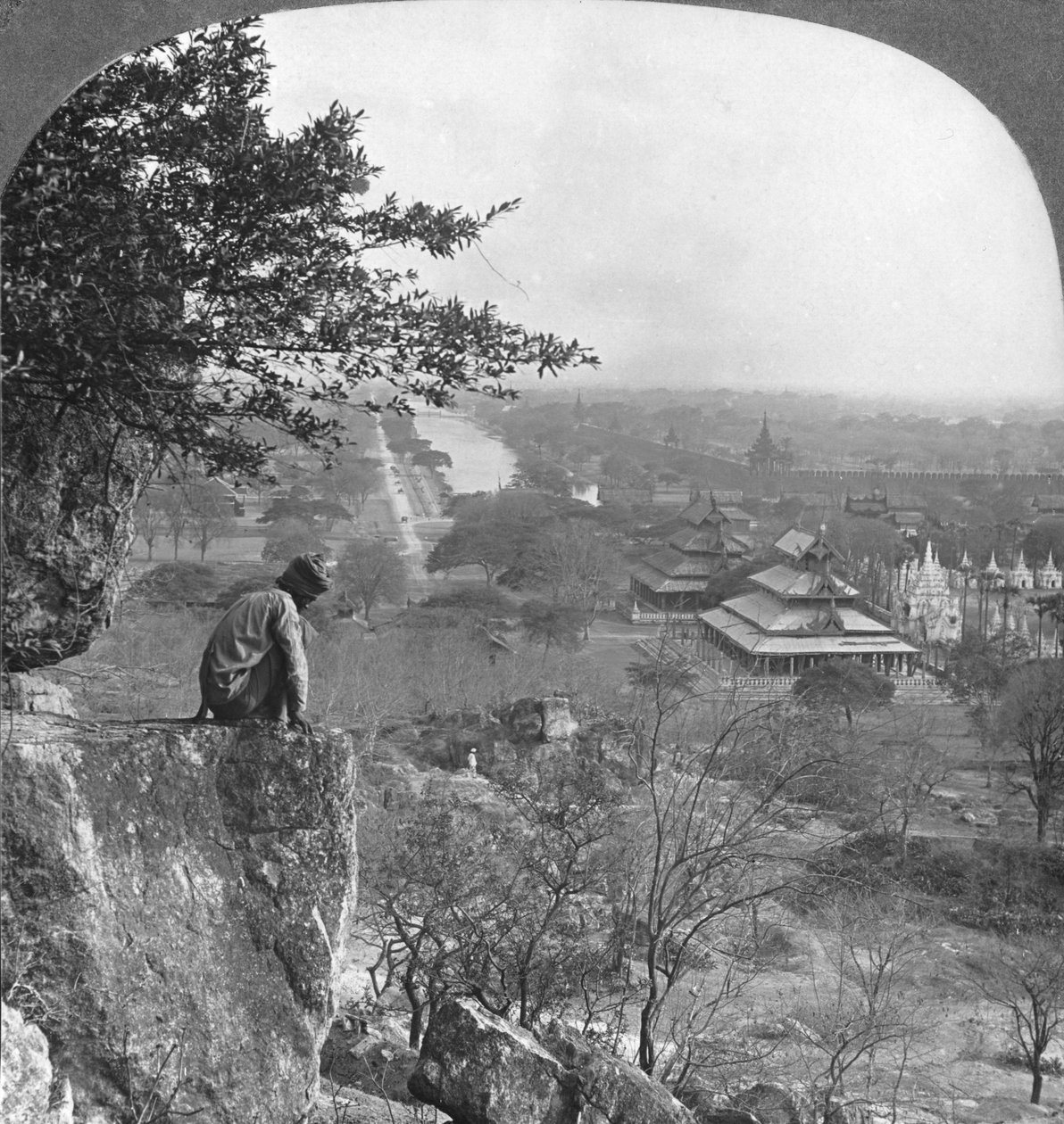Generelt billede af Mandalay, Burma, der viser fortmuren, 1908 af Stereo Travel Co