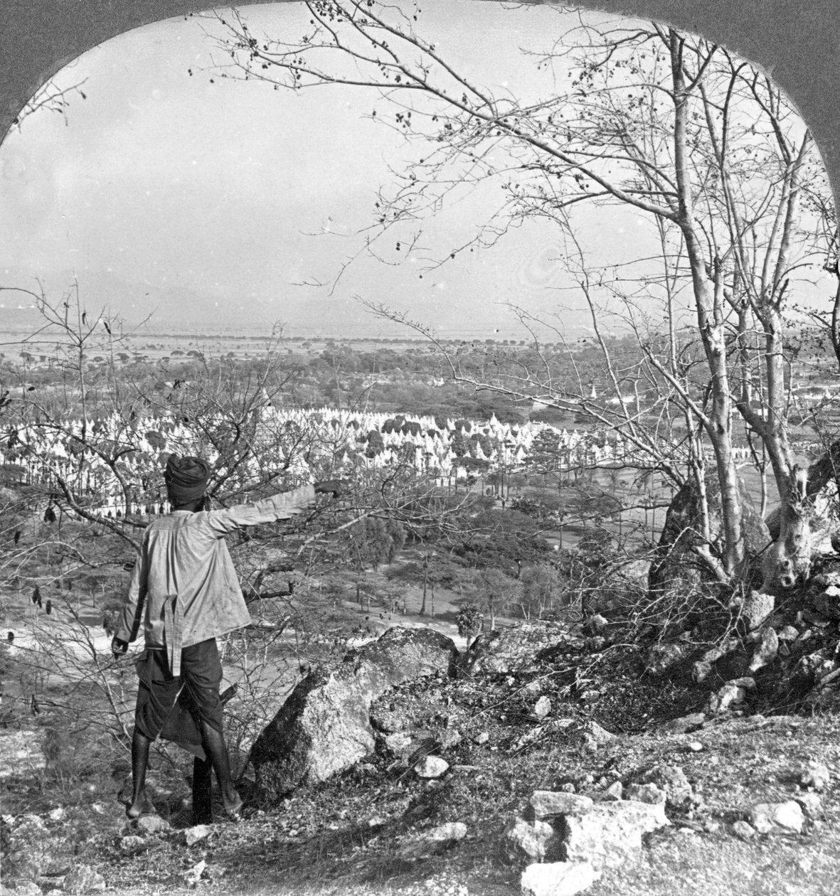 Generel udsigt over de 450 pagoder fra Mandalay Hill, Burma, 1908 af Stereo Travel Co