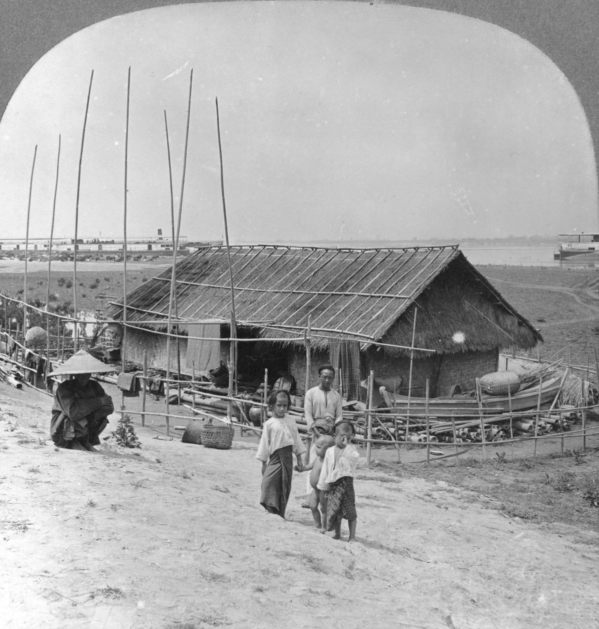 Hus bygget af bambus på flåder, Bhamo, Burma, 1908 af Stereo Travel Co
