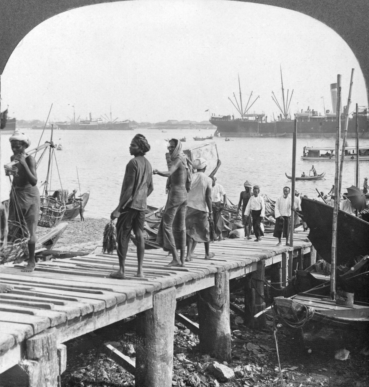 Landingsstadie på Irrawaddy-floden, Rangoon, Burma, 1908 af Stereo Travel Co