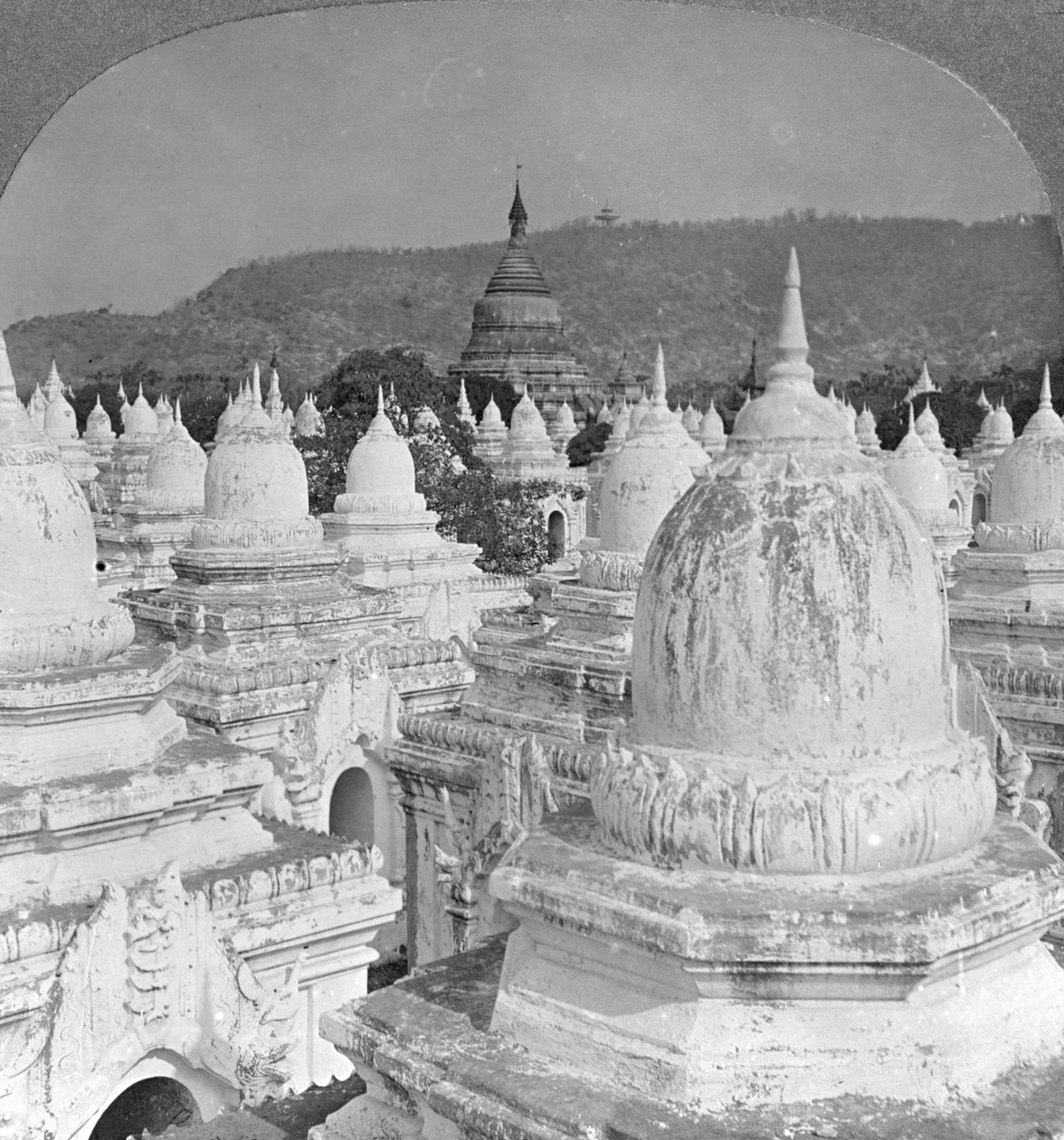 Ser over de 450 pagoder i Mandalay, Burma, 1908 af Stereo Travel Co