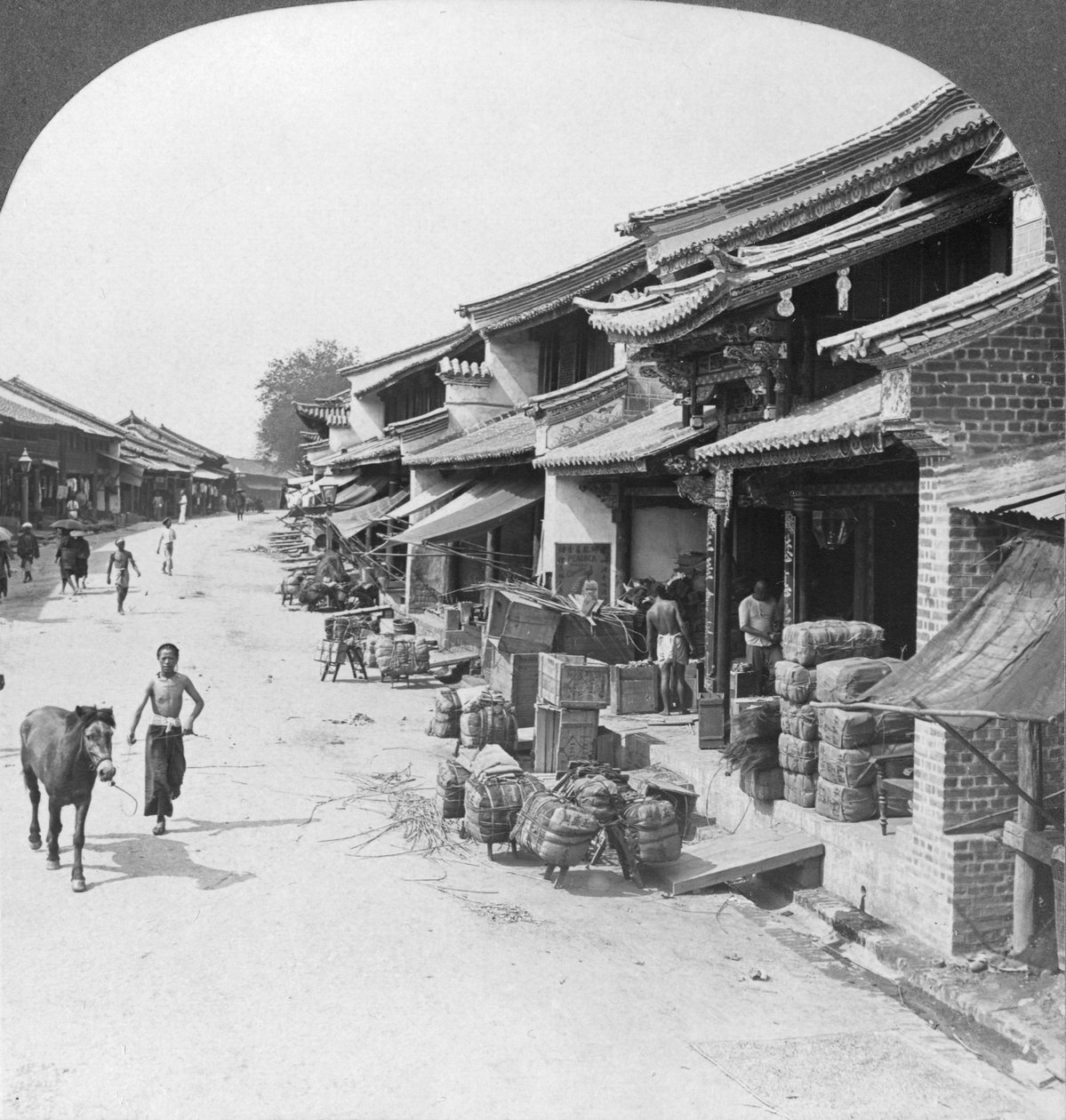 Hovedforretningsgade i det kinesiske kvarter, Bhamo, Burma, 1908 af Stereo Travel Co