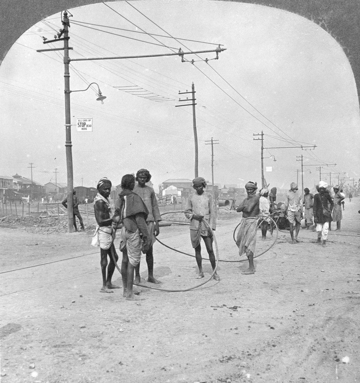 Mænd ved at trække en tung byrde, Rangoon, Burma, 1908 af Stereo Travel Co