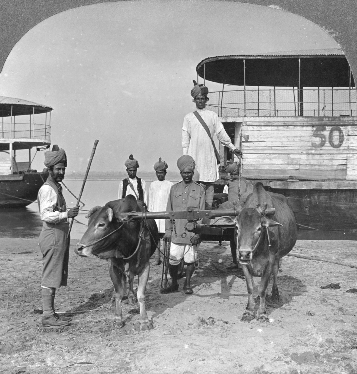 Militær transportvogn med en eskorte af indiske soldater, Burma, 1898. af Stereo Travel Co