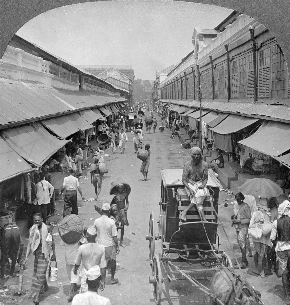 En af de vigtigste indfødte markedsgader, Rangoon, Burma, 1908 af Stereo Travel Co