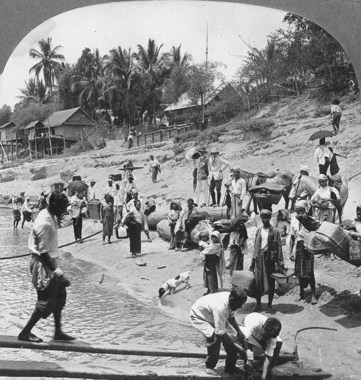 Passagerer, der går om bord på en Irrawaddy-damper, Mada, Rangoon, Burma, 1908 af Stereo Travel Co