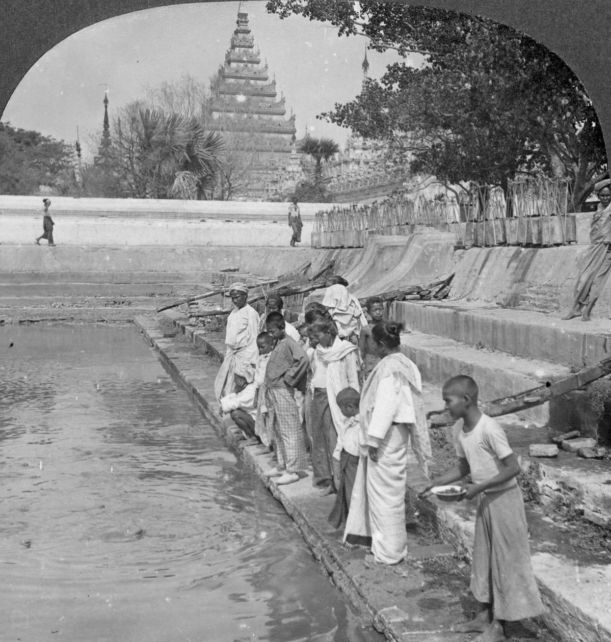 Pilgrimme fodrer hellige skildpadder, Arakan Pagoda, Mandalay, Burma, 1908. af Stereo Travel Co