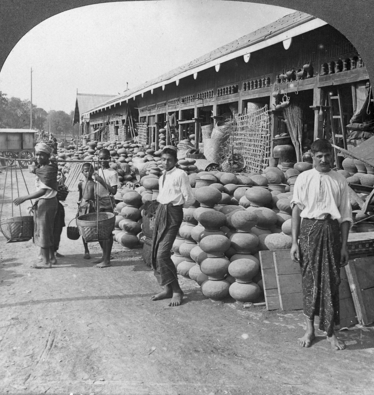 Keramikbutik på en gade i Mandalay, Burma, 1908. af Stereo Travel Co