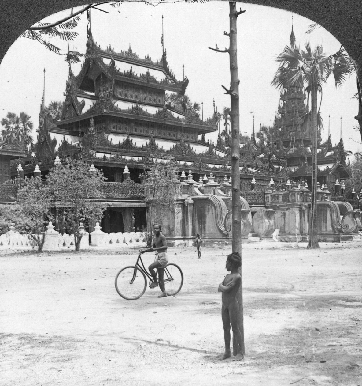 Queens Golden Monastery, Mandalay, Burma, 1908. af Stereo Travel Co