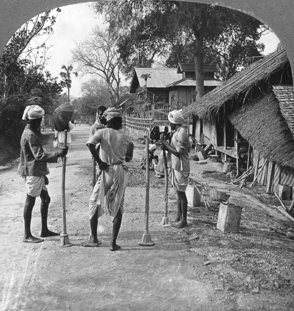 Vejreparation, Bhamo, Burma, 1908 af Stereo Travel Co