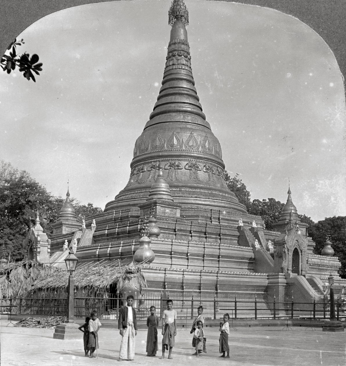 Aindow Yak Pagoda, Mandalay, Burma, 1908. af Stereo Travel Co