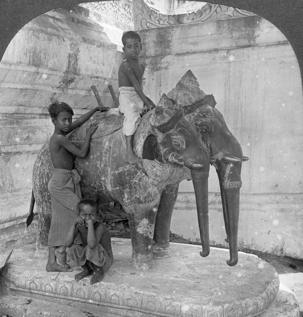 Trehovedet elefant bevogter et fristed, Arakan Pagoda, Mandalay, Burma, 1908. af Stereo Travel Co