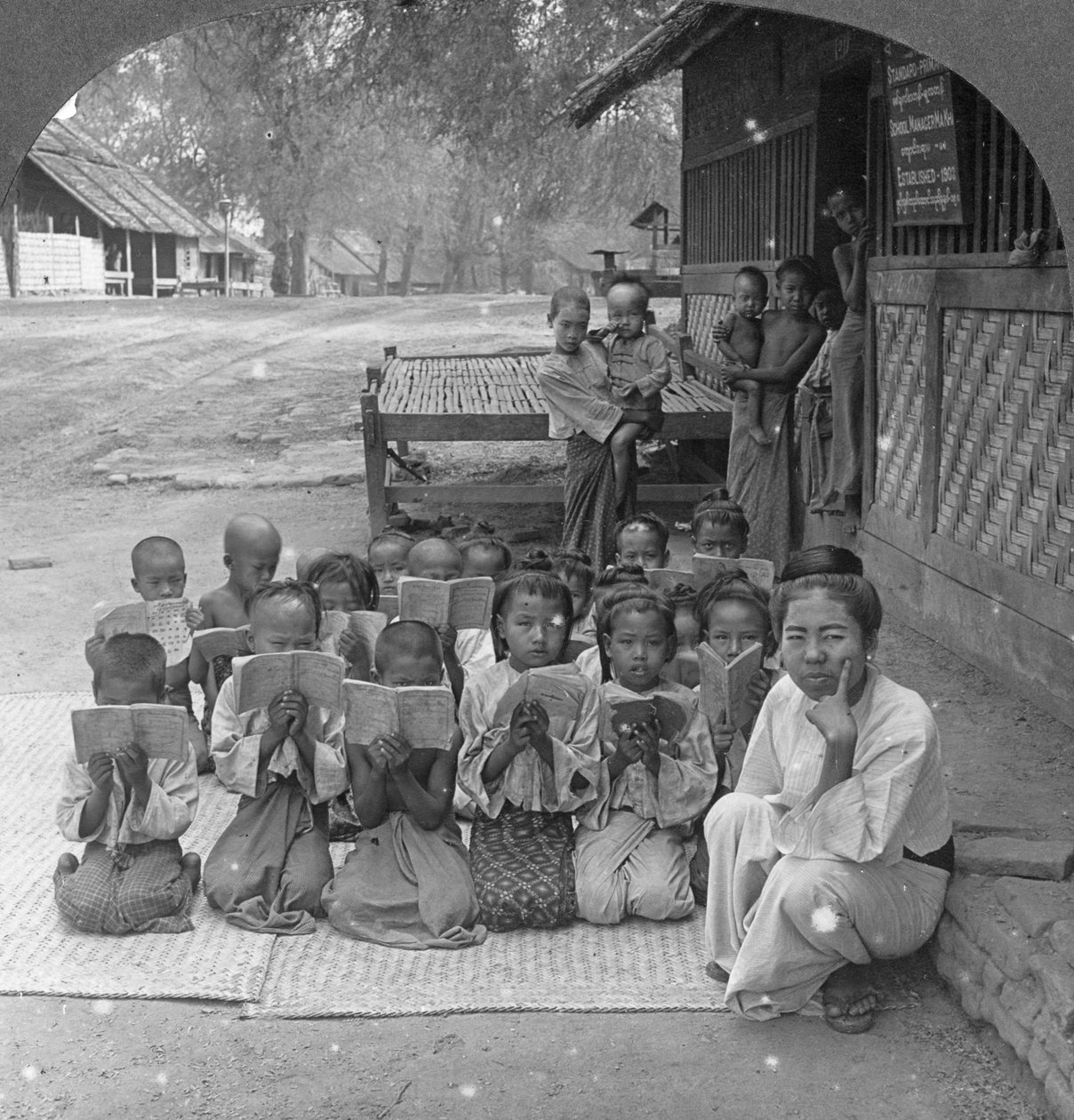 Landsbyskole og lærer, Amarapura, Burma, 1908 af Stereo Travel Co