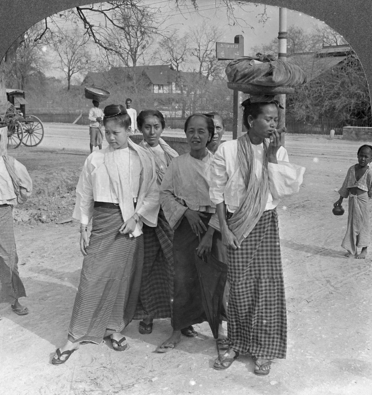 Kvinde og tjenere på vej til et marked, Mandalay, Burma, 1908 af Stereo Travel Co