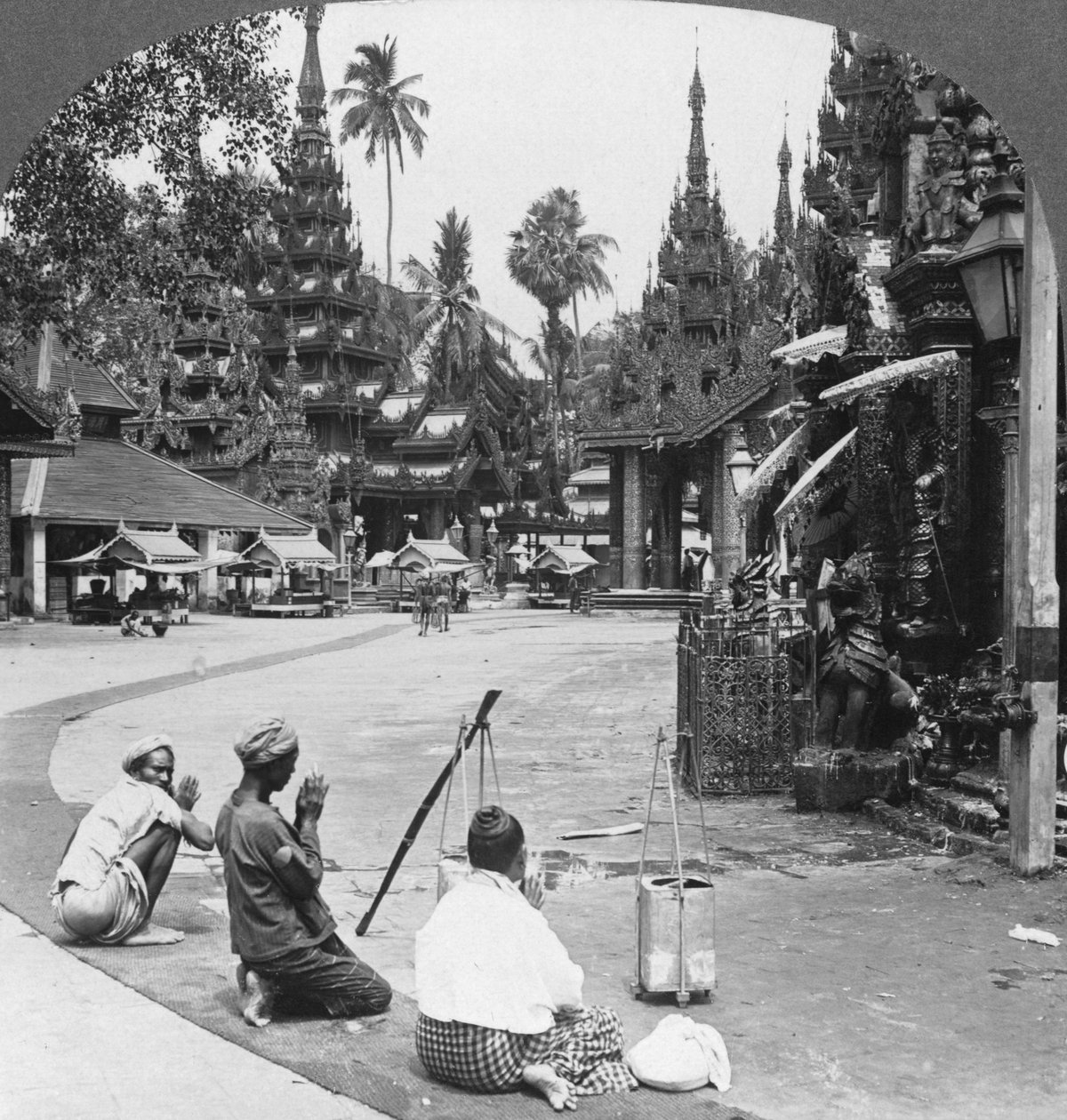 Tilbedelse foran et idol, Shwedagon Pagoda, Rangoon, Burma, 1908 af Stereo Travel Co