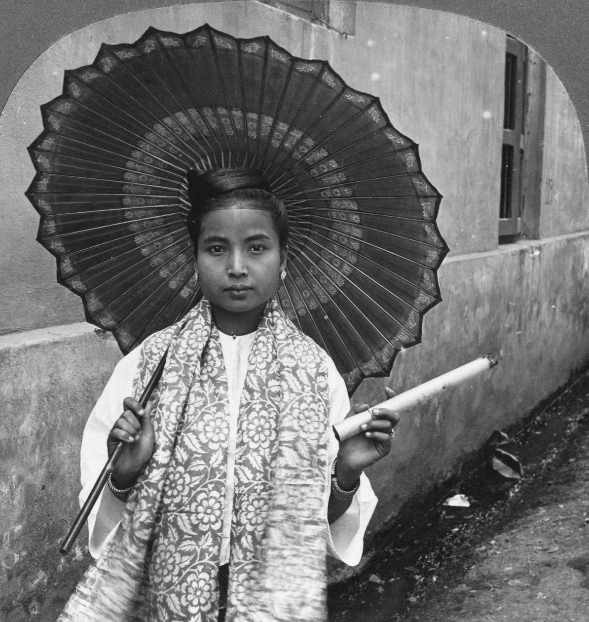 Ung burmesisk kvinde med en enorm cigar, Rangoon, Burma, 1908 af Stereo Travel Co