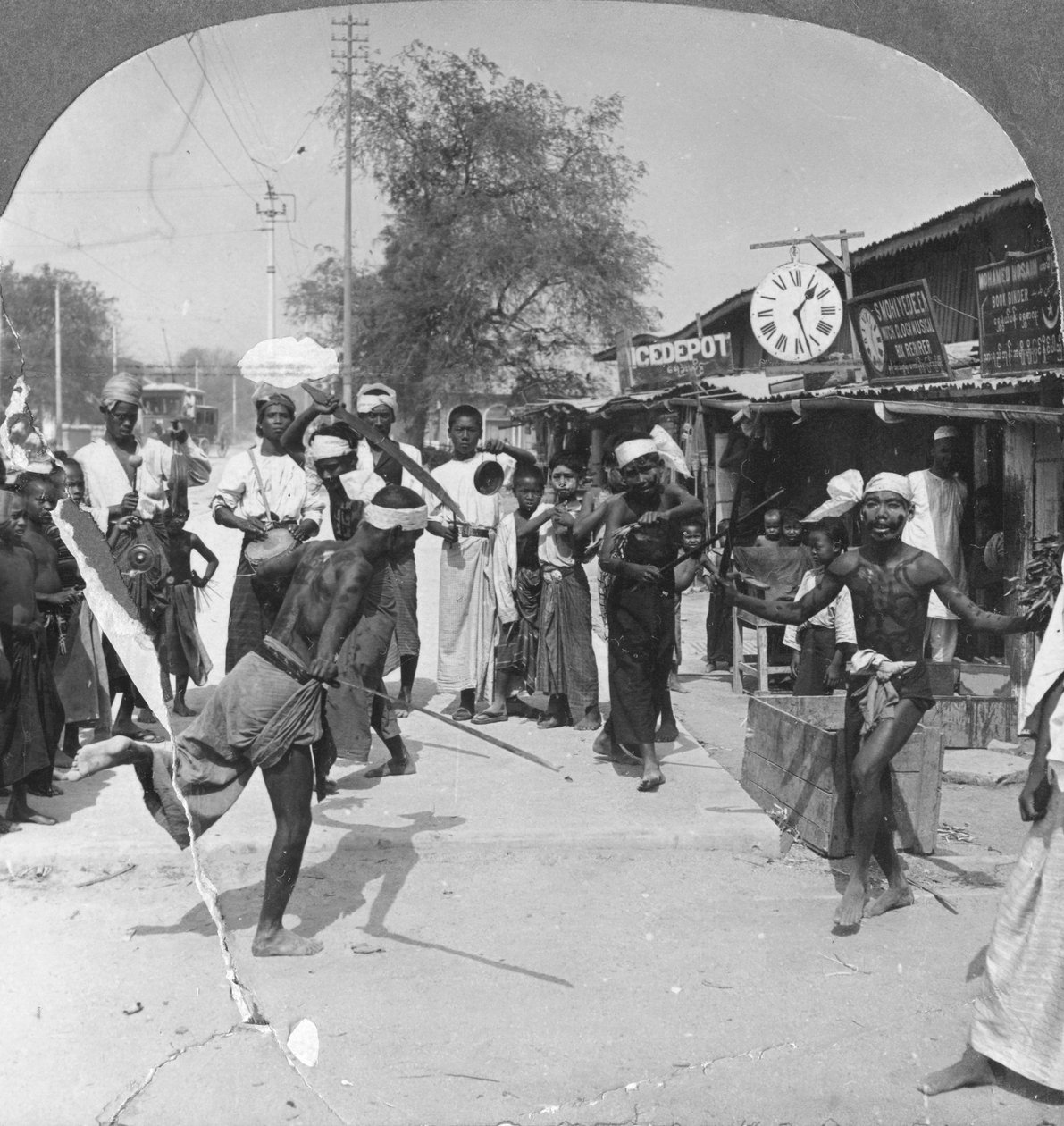Unge mænd udfører en sværddans, Burma, 1908 af Stereo Travel Co