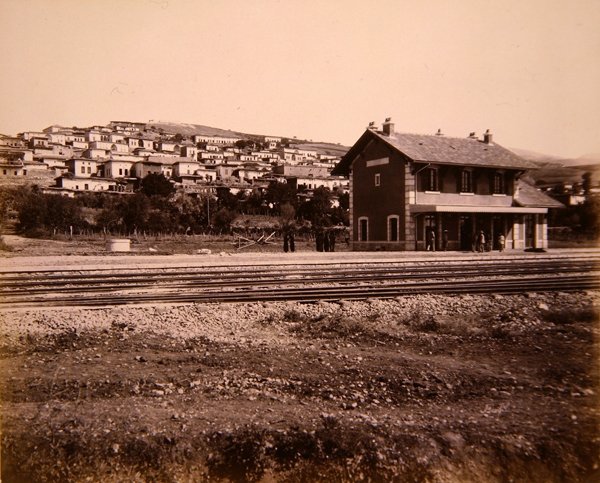 Stationshus og landsby Mallakah på jernbanelinjen Beirut til Damaskus (foto) af Studio Bonfils
