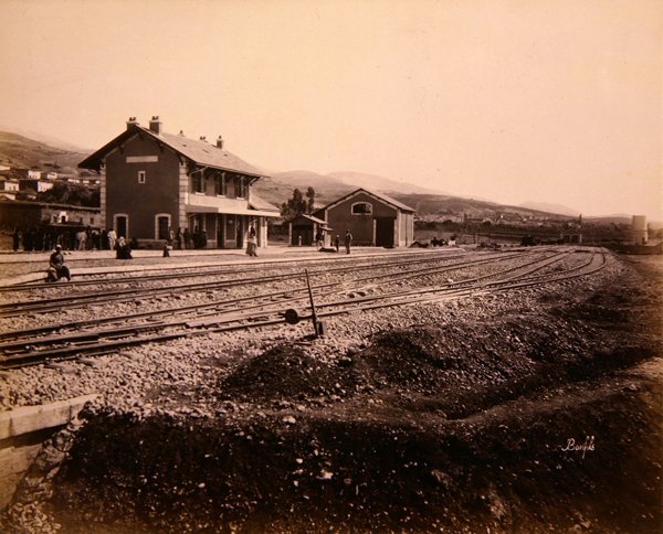 Stationshus ved Mallakah-Zahleh på jernbanelinjen Beirut til Damaskus (foto) af Studio Bonfils