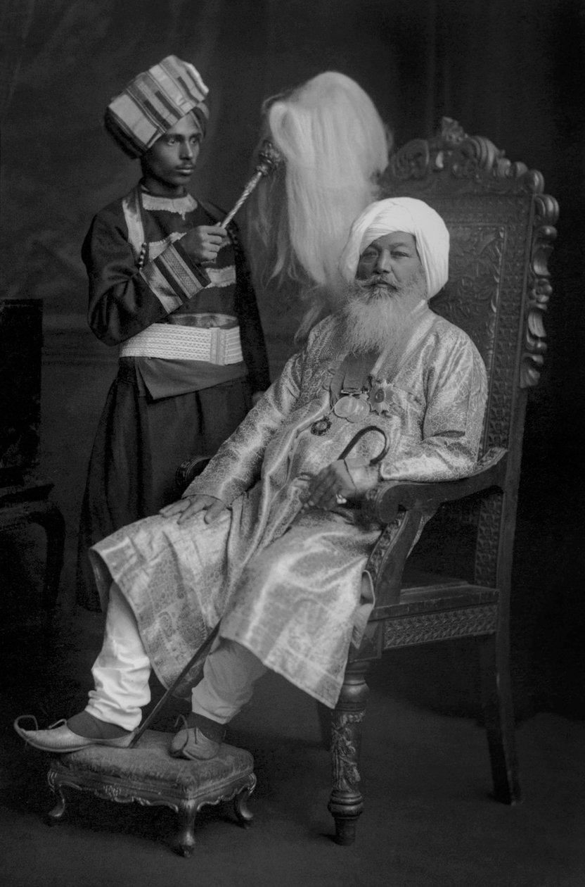 Baba Sir Khem Singh Beda med en tjener af Studio Lafayette