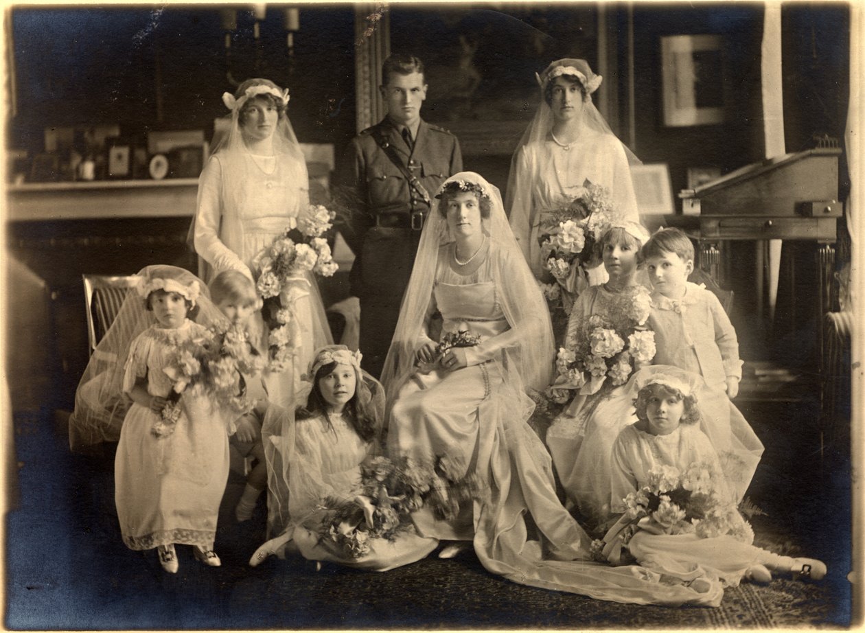 Gruppebryllupsportræt af Lady Blanche Cavendish og oberst Ivan Murray Guards Chapel, Lansdowne House, 21. april 1919 (s/h-foto) af Studio Lafayette