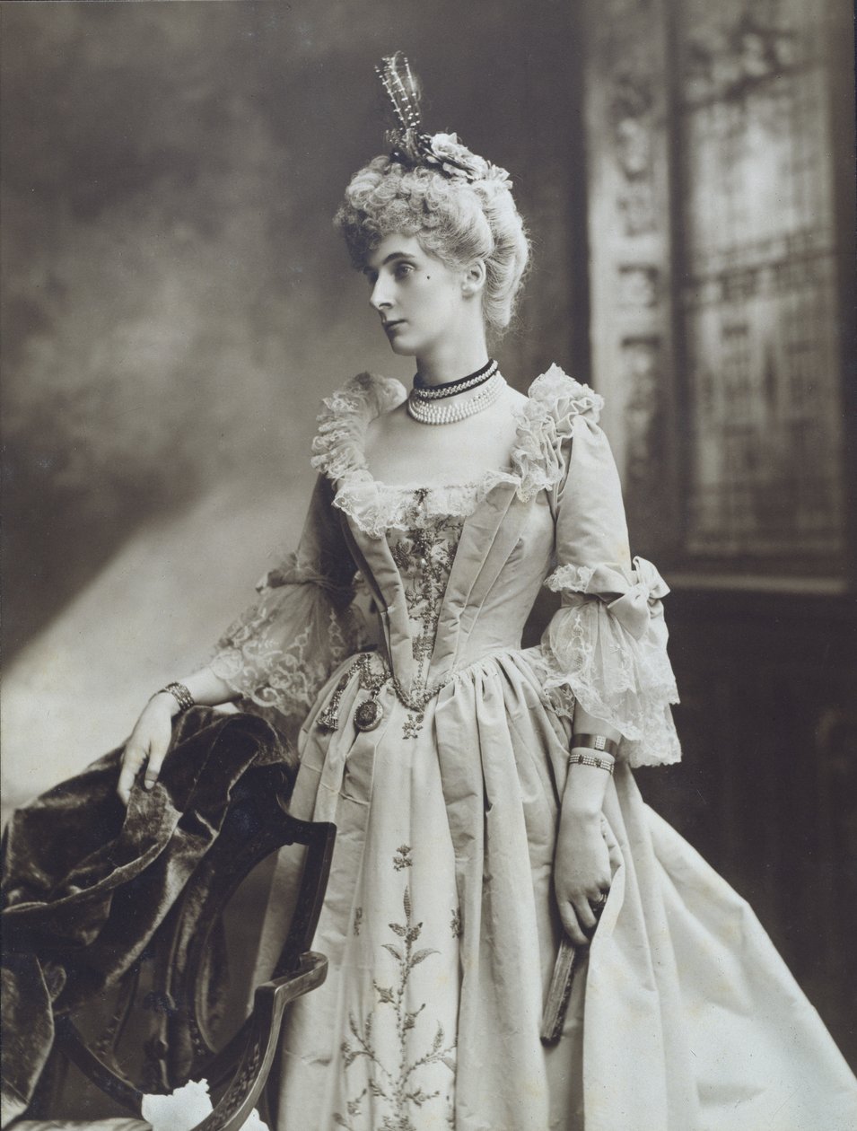 Lady Evelyn Cavendish, senere hertuginde af Devonshire, som dame ved kejserinde Maria Theresas hof, hertuginden af Devonshires diamantjubilæumsbal i Devonshire House af Studio Lafayette