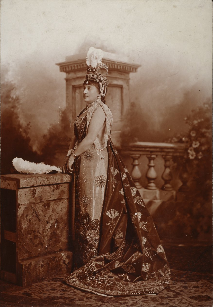 Louise, hertuginde af Devonshire, som Zenobia, dronning af Palmyra, hertuginden af Devonshires diamantjubilæumsbal i Devonshire House af Studio Lafayette