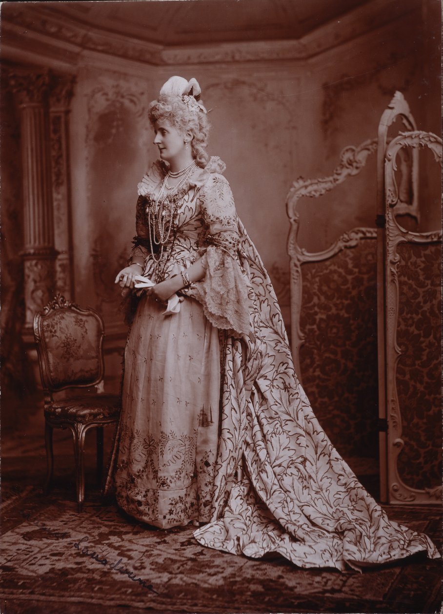 Maud, Marchione of Lansdowne, som Lady Keith, hustru til den britiske ambassadør ved kejserinde Maria Theresas hof, hertuginden af Devonshires diamantjubilæumsbal i Devonshire House af Studio Lafayette