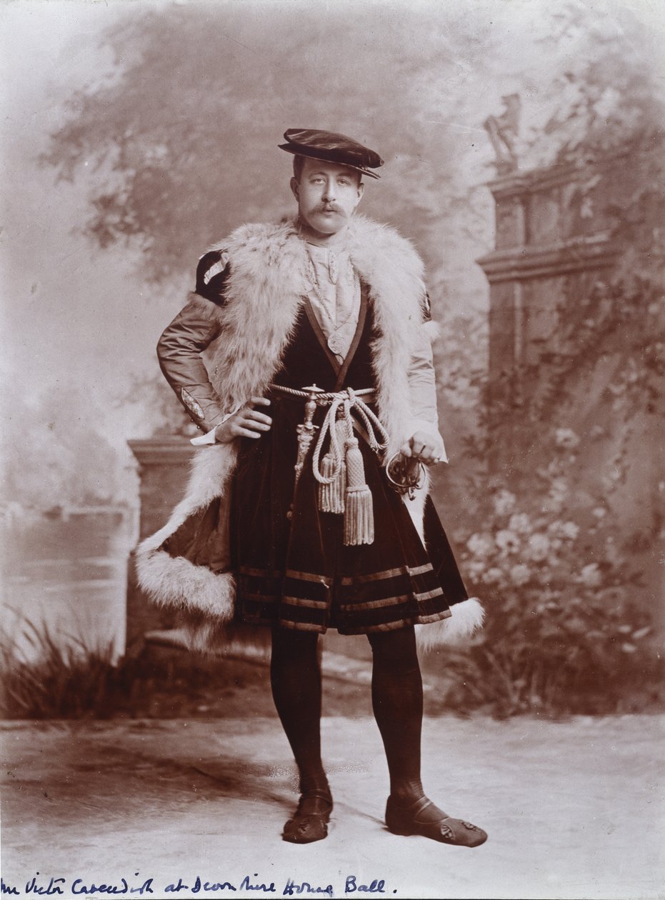 Victor Cavendish, senere 9. hertug af Devonshire, som ambassadør efter Holbein-portrættet af Jean de Dinteville, hertuginden af Devonshires diamantjubilæumsbal i Devonshire House af Studio Lafayette