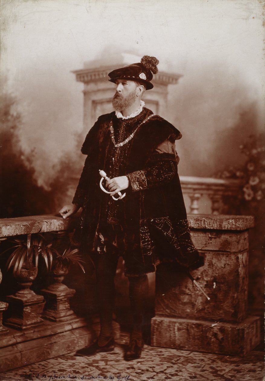 Spencer Compton Cavendish, 8. hertug af Devonshire, som kejser Charles V, hertuginden af Devonshires diamantjubilæumsbal i Devonshire House af Studio Lafayette