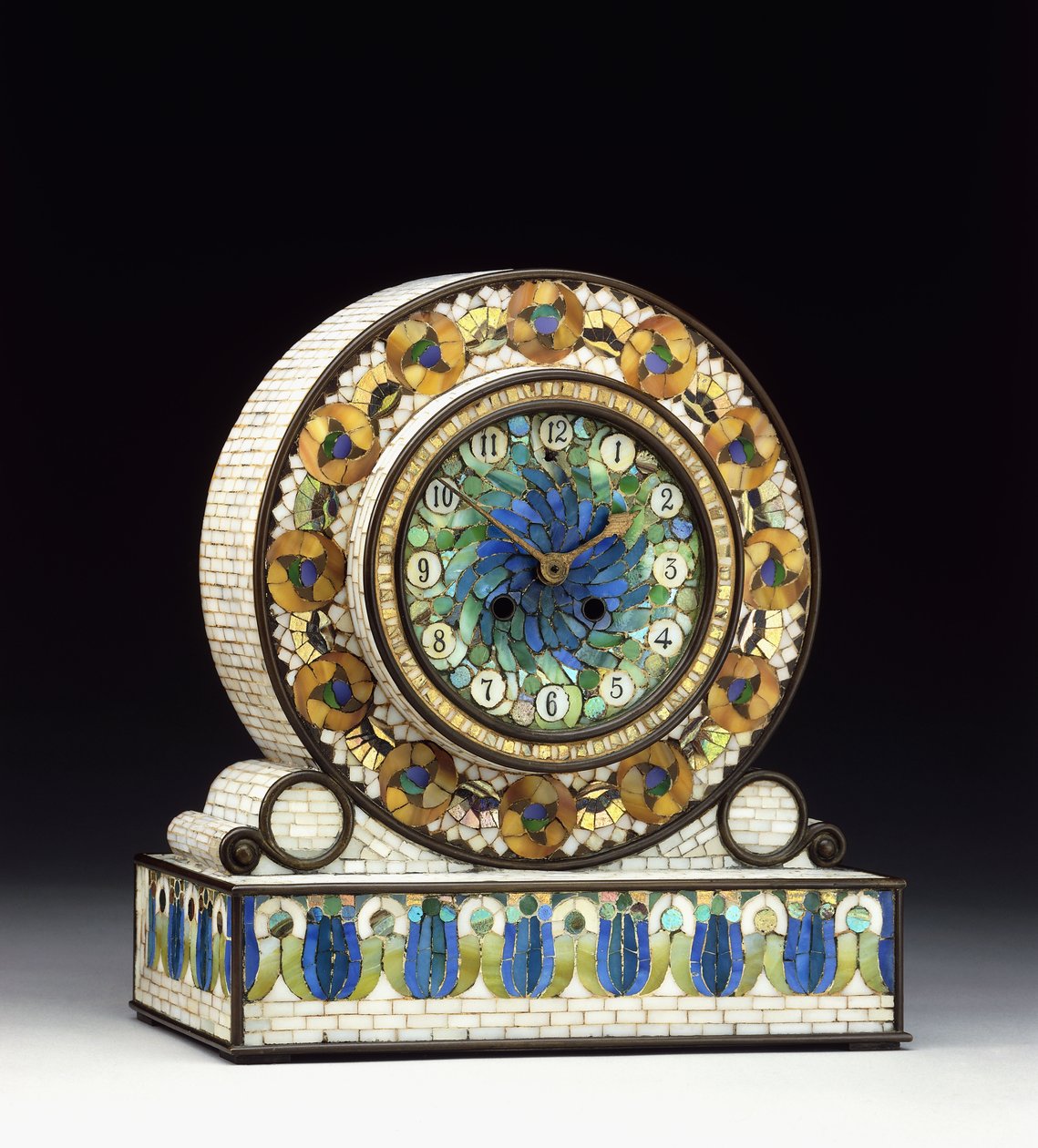 Et bronze-monteret mosaik Favrile glas kaminur, 20. århundrede (bronze, mosaik, Favrile glas) af Studios Tiffany