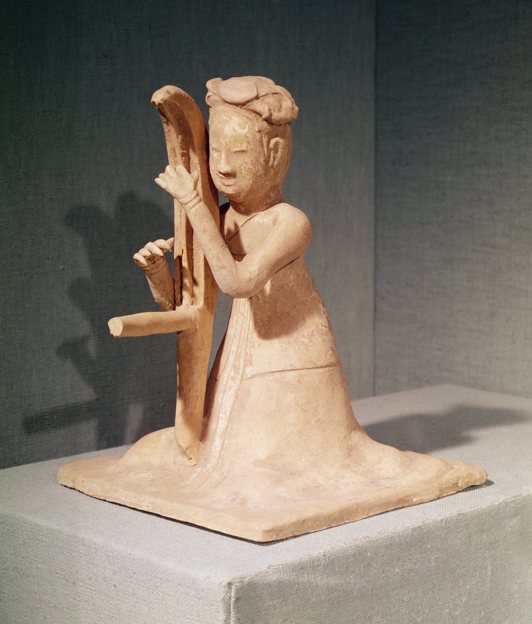 Siddende musiker spiller en harpe (malet terracotta) af Sui Dynasty Chinese School