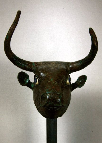 Hoved af en tyr, med kongelig sumerisk inskription, montering til et møbel eller til en harpe, efter restaurering, fra Telloh (gamle Girsu) tidlige dynastiske periode, ca. 2500-2400 f.Kr. (kobber, skal og lapi) af Sumerian