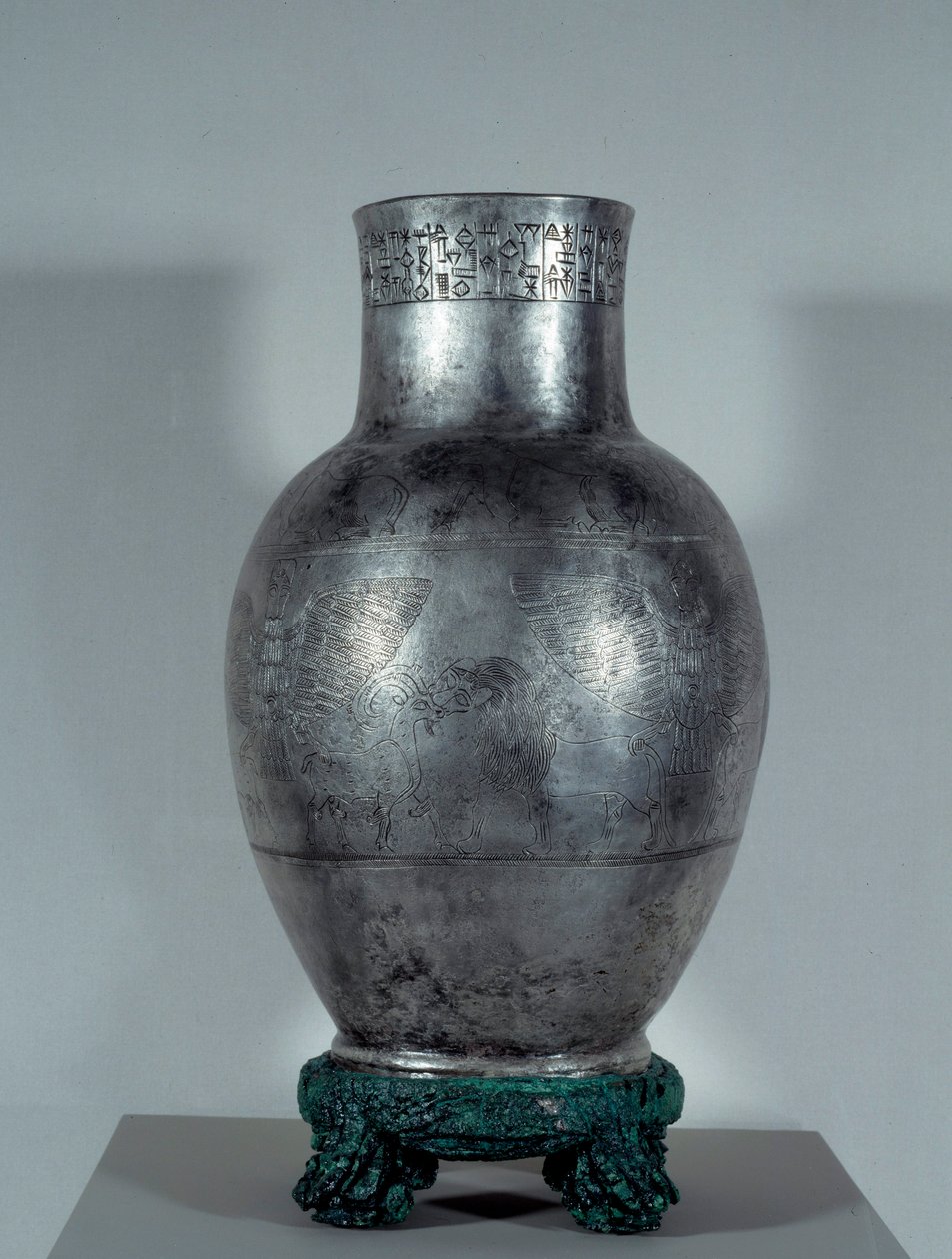 Mesopotamien: Entemena vase i gravsølv med motiver og kileskrift (nevø og anden efterfølger af Eannatum). Sommerperiode (2900-2200 f.Kr.). 2400 f.Kr. Søn 0,35x0,18 m Paris, museum du Louvre af Sumerian Mesopotamian School
