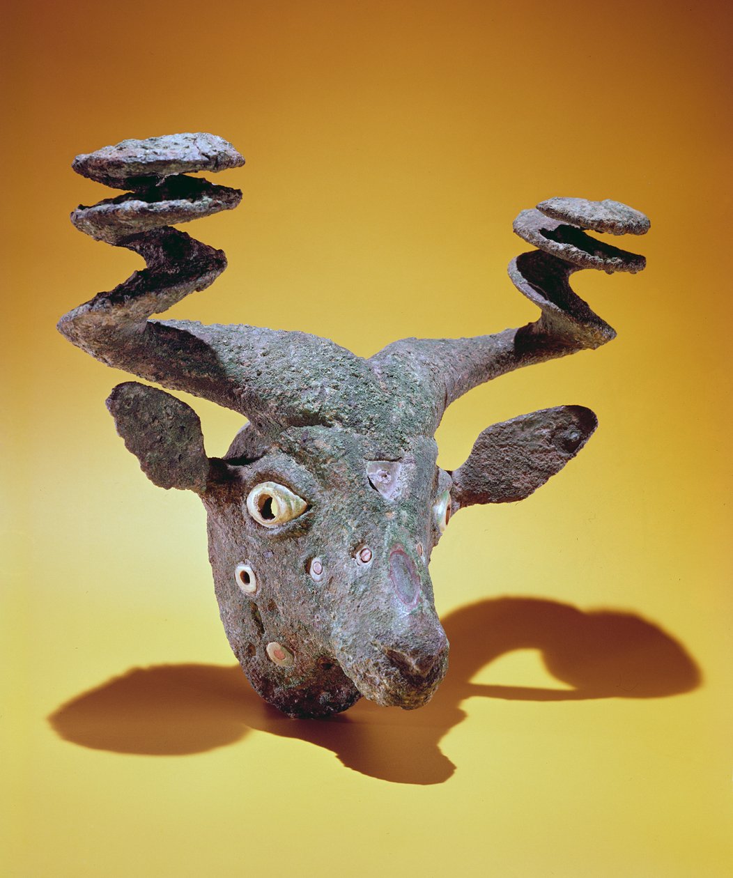Hoved af en Tyr, fra Irak, ca. 2000 f.Kr. (bronze og skal) af Sumerian