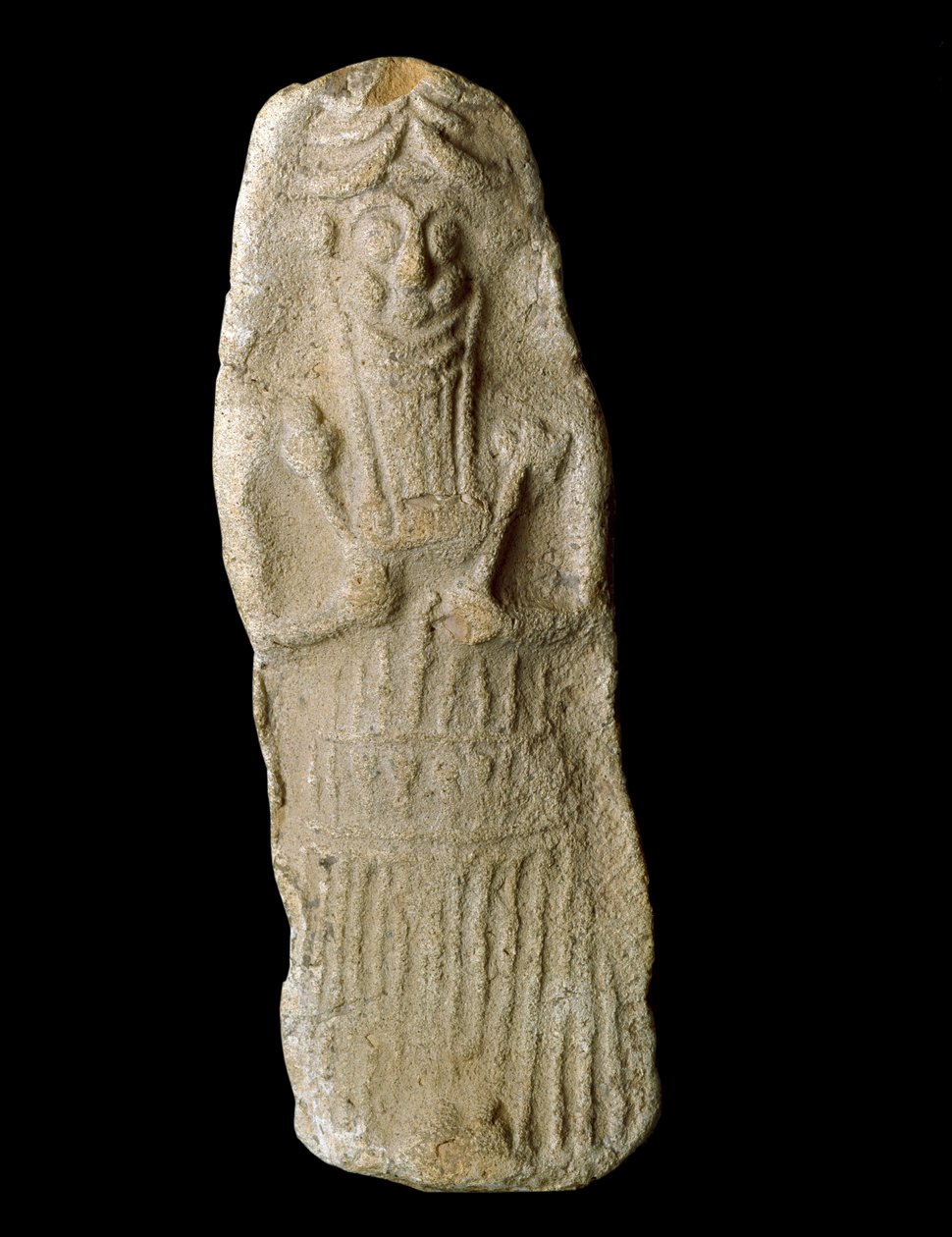 Sumerisk kunst: krigergud med kvægets ører repræsenterer løgne i hans kiste, sandsynligvis den mesopotamiske gud Dumuzi. Terracotta skulptur. Fra Diqdiqqe-stedet. Svag. 12 cm Bagdad, Nationalt Irak Museum af Sumerian Sumerian