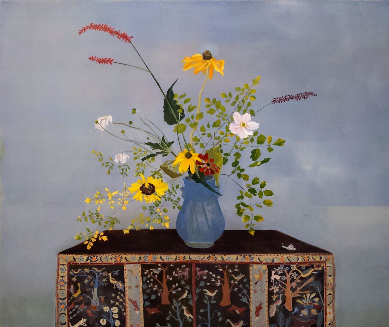 Oktobers blomster på en persisk æske, 2022 (olie på linned) af Suzy Fasht