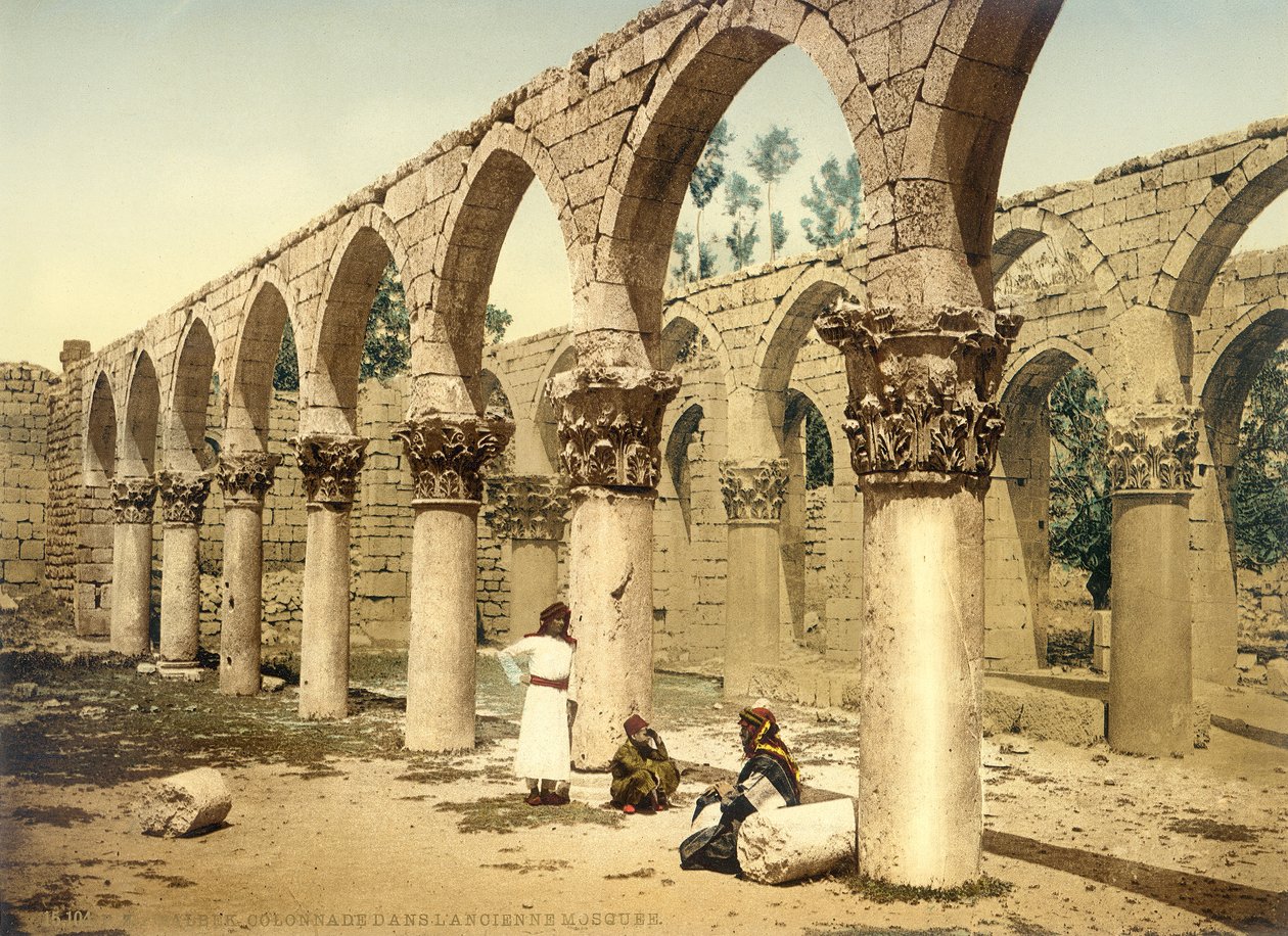 Den gamle moské, Baalbek, ca. 1880-1900 (fotokrom) af Swiss Photographer