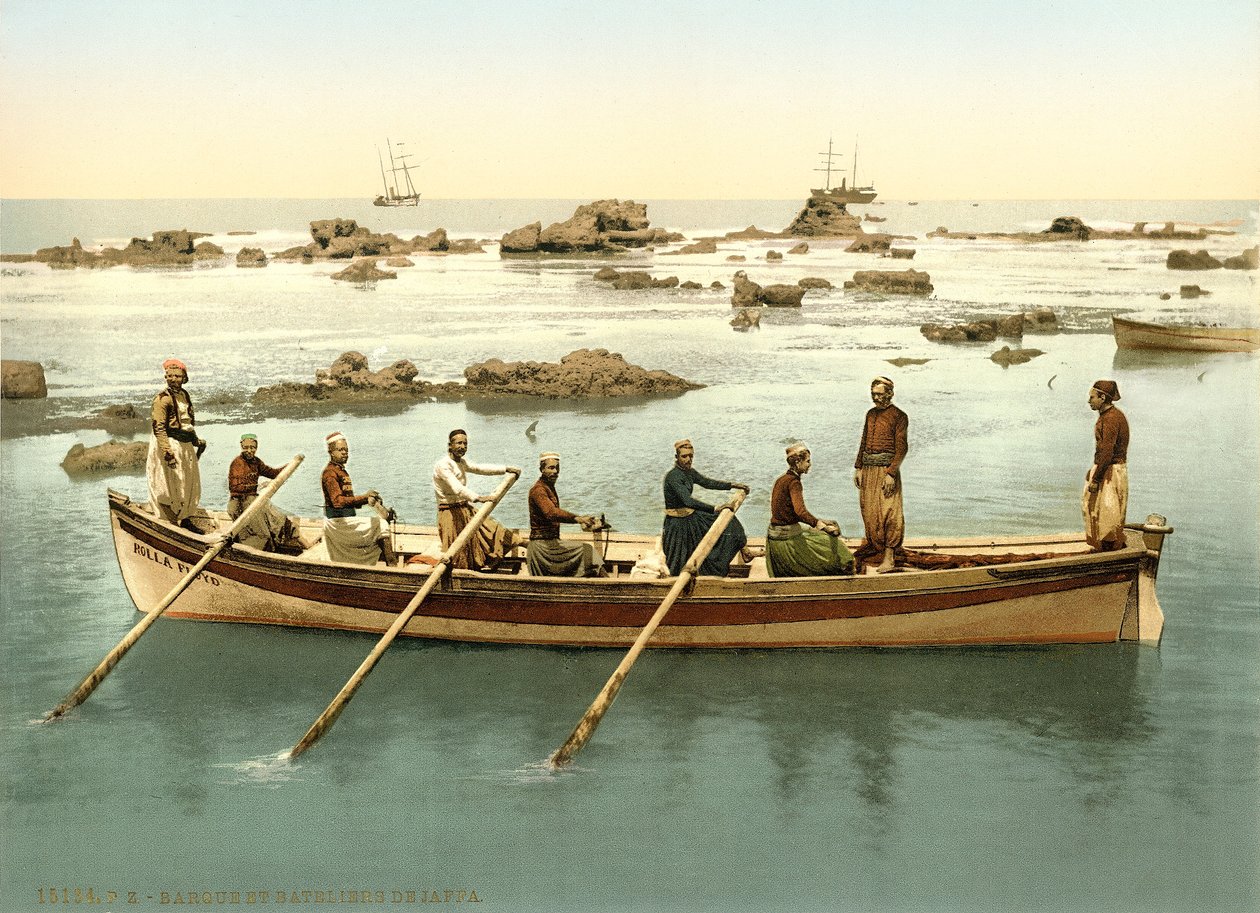 Båd med folk, der ror i havnen i Jaffa, ca. 1880-1900 (fotokrom) af Swiss Photographer