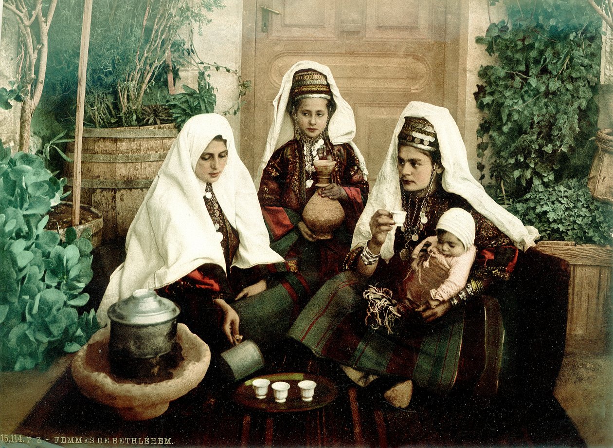 Gruppe af arabiske kvinder fra Betlehem drikker kaffe, ca. 1880-1900 (fotokrom) af Swiss Photographer