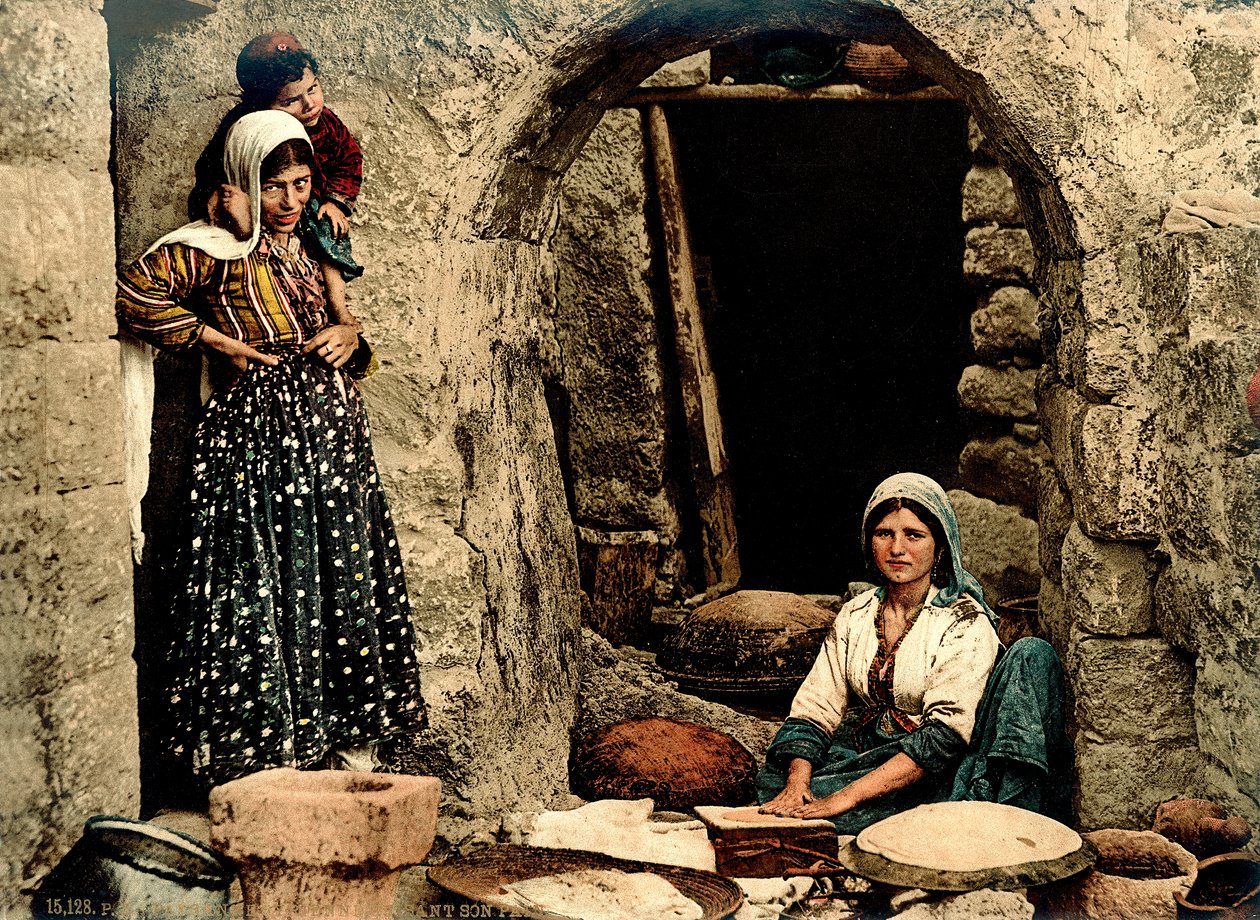 Libanesiske kvinder laver brød foran deres hus, ca. 1880-1900 (fotokrom) af Swiss Photographer